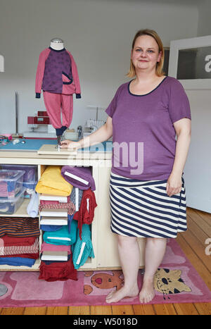 Hamburg Bergedorf, Allemagne. 07 juillet, 2019. Sandra Brunner, fondateur de la start-up 'Einzignaht', se trouve dans son studio à côté d'un chandail et pantalon avec une ouverture spéciale pour un tube stomacal. Credit : Georg Wendt/dpa/Alamy Live News Banque D'Images