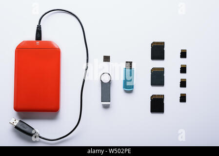 Ensemble de périphériques de stockage de données. disque dur, clé USB et micro SD stick sur fond blanc Banque D'Images