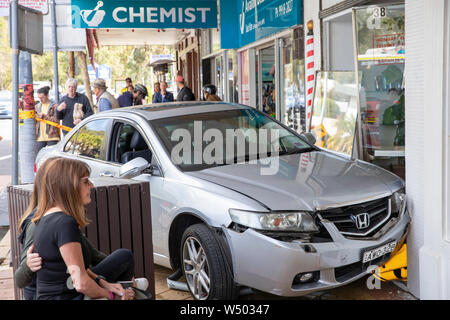 Voiture est entraînée par accident sur la route et sur la chaussée où il plante en points, Avalon Beach, Sydney, Australie Banque D'Images