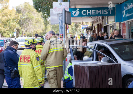 Voiture est entraînée par accident sur la route et sur la chaussée où il plante en points, Avalon Beach, Sydney, Australie Banque D'Images