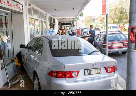 Le véhicule à moteur est accidentellement conduit hors de la route et sur le trottoir où il s'écrase dans les magasins, Avalon Beach, Sydney, NSW, Australie Banque D'Images