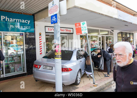 Voiture est entraînée par accident sur la route et sur la chaussée où il plante en points, Avalon Beach, Sydney, Australie Banque D'Images