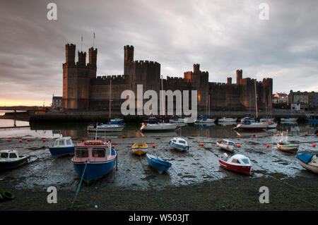 Soir vue sur Château de Caernarfon dans le Nord du Pays de Galles Banque D'Images