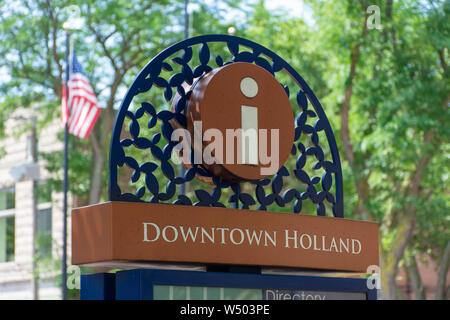 "Les Pays-Bas, Michigan/Etats-Unis d'Amérique - 07/17/2019 Hollande : Le centre-ville de signer et de l'information avec un drapeau USA et arbres en arrière-plan vert en downt Banque D'Images
