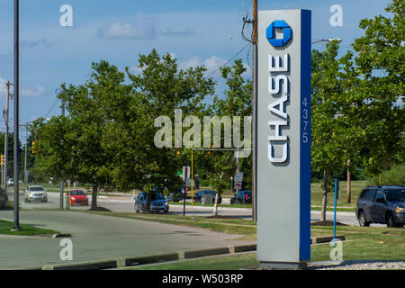 'Grand Rapids, Michigan, United States of America - 07/17/2019 : Blue Chase Bank signe avec drive thru, ATM et des fleurs sur l'herbe verte et ciel bleu." Banque D'Images