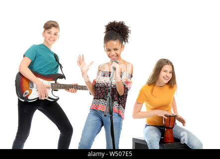 Les musiciens qui jouent contre fond blanc Banque D'Images