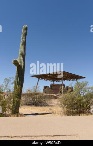 Ancien bâtiment est sous un toit de protection à Casa Grande Ruins National Monument, Coolidge, AZ Banque D'Images