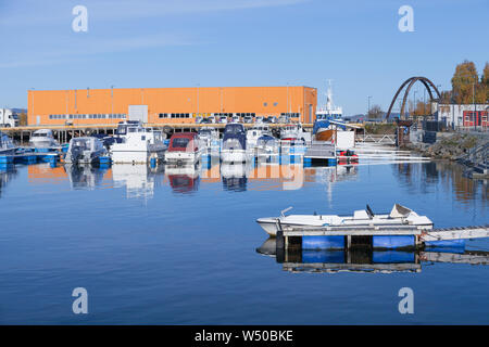 Bateaux amarrés dans les petites ville norvégienne à jour d'automne ensoleillé. Verdal, Norvège Banque D'Images