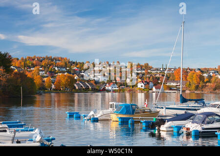 Bateaux et yachts amarrés dans la marina de norvégien journée d'automne ensoleillée. Verdal, Norvège Banque D'Images