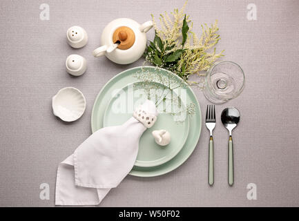 Belle table avec décor floral sur fond gris Banque D'Images