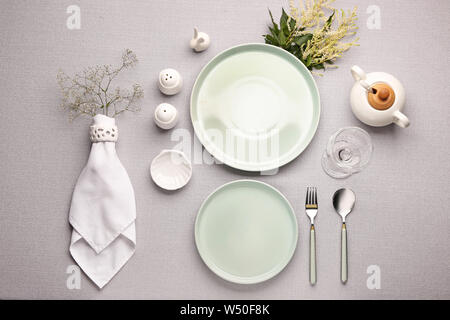 Belle table avec décor floral sur fond gris Banque D'Images
