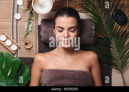 Beau young woman relaxing in spa salon Banque D'Images