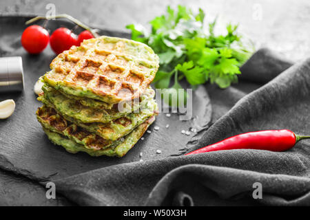 Courge savoureuse sur plaque ardoise gaufres Banque D'Images
