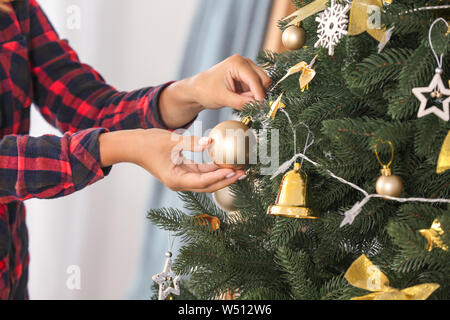 Woman decorating Christmas Tree belle, gros plan Banque D'Images