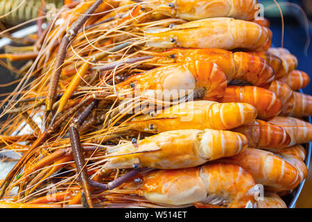 Crevettes grillées et de fruits de l'alimentation de rue de la Thaïlande sur la table dans le marché de Bangkok Thaïlande Banque D'Images