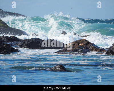 Bleu Vert les vagues de l'océan Pacifique s'écrasant contre les rochers en face, gros plan, scène de la mer, à la plage, Nouvelle-Galles du Sud Australie Banque D'Images
