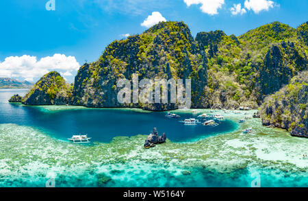 Vue aérienne de beaux lagons et falaises calcaires de Coron, Palawan, Philippines Banque D'Images