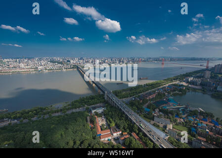 Wuhan. 29 juillet, 2015. Photo prise le 29 juillet 2015 montre Wuhan Yangtze River Bridge (L) et le pont de la rivière Yangtze Yingwuzhou à Wuhan, capitale de la province du Hubei en Chine centrale. Hubei a persisté dans la réforme et l'innovation et a été témoin de grandes réalisations de développement au cours des 70 dernières années. Credit : Cheng Min/Xinhua/Alamy Live News Banque D'Images