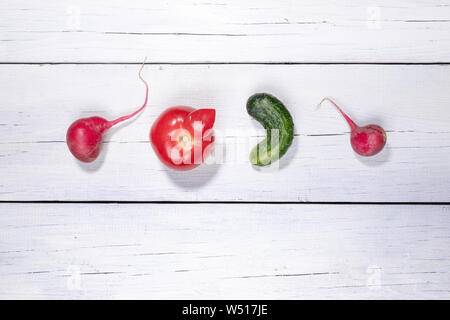 Quatre légumes laid énoncés dans la rangée sur fond de bois blanc. Banque D'Images