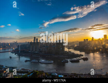 (190726) -- CHONGQING, le 26 juillet 2019 (Xinhua) -- Photo prise le 3 mai 2017, montre le paysage de Chongqing au coucher du soleil, au sud-ouest de la Chine. Situé dans le sud-ouest de la Chine, Chongqing est la seule municipalité dans le centre et l'ouest de la Chine. Construit sur les montagnes et en partie entouré par le Yangtze et rivières Jialing, il est connu comme une "montagne" et une "ville sur la ville d'eau'. Elle constitue un important centre économique et culturel dans l'ouest de la Chine. Avec ses caractéristiques topographiques, Chongqing a le paysage unique de montagnes, rivières, forêts, sources, cascades, ses gorges et grottes. Au cours des dernières années, Chongq Banque D'Images