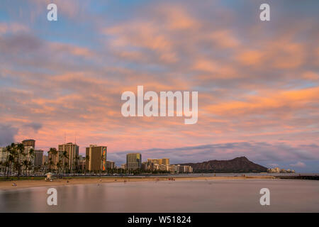 Coucher de soleil depuis l'île magique avec une vue sur Waikiki, Honolulu, HI, USA Banque D'Images
