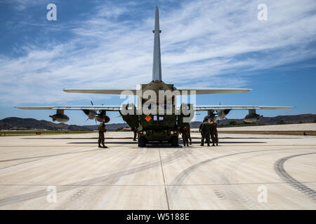 Les Marines américains avec la Sierra Batterie, 5e Bataillon, 11e Régiment de Marines, 1 Division de marines, préparer un M142 Système de roquettes d'artillerie à grande mobilité à charger dans un KC-130J Hercules pendant un exercice de tir d'été 19 au Marine Corps Air Station Camp Pendleton, en Californie, le 23 juillet 2019. Les marines sont la réalisation de l'été, un FIREX fire exercice régimentaire, du 22 juillet au 1 août. L'exercice est conçu pour apporter l'ensemble de l'ensemble du régiment et maximiser les zones d'exercices disponibles sur Camp Pendleton pour renforcer leur capacité de mener des opérations. (U.S. Marine Corps photo de Lance Banque D'Images