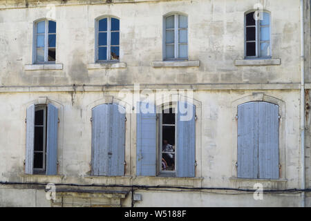 Fenêtres sur les bâtiments de la ville française d'Arles Banque D'Images