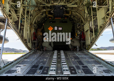 Les Marines américains avec la Sierra Batterie, 5e Bataillon, 11e Régiment de Marines, 1 Division de marines, charger un M142 Système de roquettes d'artillerie à grande mobilité dans un KC-130J Hercules pendant un exercice de tir d'été 19 au Marine Corps Air Station Camp Pendleton, en Californie, le 23 juillet 2019. Les marines sont la réalisation de l'été, un FIREX fire exercice régimentaire, du 22 juillet au 1 août. L'exercice est conçu pour apporter l'ensemble de l'ensemble du régiment et maximiser les zones d'exercices disponibles sur Camp Pendleton pour renforcer leur capacité de mener des opérations. (U.S. Marine Corps photo par Lance Cpl. Alison Banque D'Images