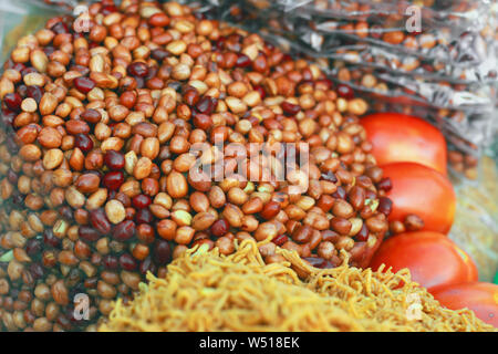 Fried arachides, Close up, macro, pelées, salés, coloré, frais, naturel, sans coquille délicieuse collation Banque D'Images