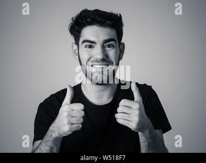 Portrait de bon jeune homme showing Thumbs up sign sentiment joyeux, heureux et satisfaits. Les jeunes étudiants heureux homme faire de pouce vers le haut dans une joyeuse ap Banque D'Images