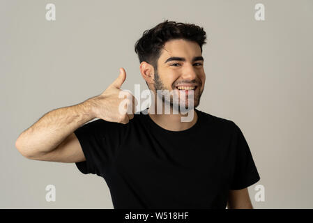 Portrait de bon jeune homme showing Thumbs up sign sentiment joyeux, heureux et satisfaits. Les jeunes étudiants heureux homme faire de pouce vers le haut dans une joyeuse ap Banque D'Images