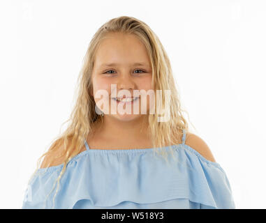 Close up portrait. Cute heureux, confiant, succès, fière petite fille souriant à la caméra. Des émotions positives et les expressions faciales, educati Banque D'Images