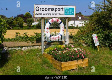 25 Juillet 2019 Un grand panneau de bienvenue à la périphérie de Groomsport Village dans le comté de Down. Le signe indique le village est un gagnant du prix de l'Ulster en fleurs Banque D'Images