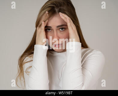 Portrait de jeune fille adolescente triste sentiment de solitude et en difficulté souffrant de dépression à la recherche désespérée et suicidaire. Sentiment de tristesse et de peur. Dans Banque D'Images