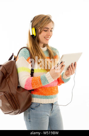Portrait of happy young woman in étudiant adolescent écouteurs sous tablet regarder une vidéo Didacticiel en ligne malédiction ou écouter de la musique. Blanc isolé Banque D'Images