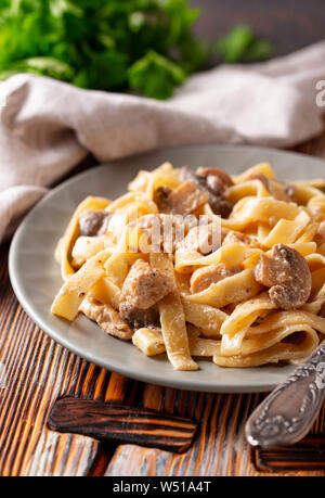 Pâtes aux champignons et poulet Banque D'Images