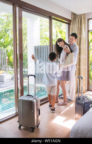 Young family in hotel room Banque D'Images