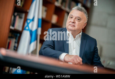 Berlin, Allemagne. Le 25 juillet, 2019. Jeremy Issacharoff, diplomate et Ambassadeur de l'Etat d'Israël en Allemagne, admis à l'ambassade d'Israël. Crédit : Michael Kappeler/dpa/Alamy Live News Banque D'Images