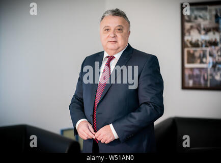 Berlin, Allemagne. Le 25 juillet, 2019. Jeremy Issacharoff, diplomate et Ambassadeur de l'Etat d'Israël en Allemagne, admis à l'ambassade d'Israël. Crédit : Michael Kappeler/dpa/Alamy Live News Banque D'Images