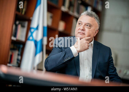 Berlin, Allemagne. Le 25 juillet, 2019. Jeremy Issacharoff, diplomate et Ambassadeur de l'Etat d'Israël en Allemagne, admis à l'ambassade d'Israël. Crédit : Michael Kappeler/dpa/Alamy Live News Banque D'Images