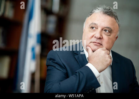 Berlin, Allemagne. Le 25 juillet, 2019. Jeremy Issacharoff, diplomate et Ambassadeur de l'Etat d'Israël en Allemagne, admis à l'ambassade d'Israël. Crédit : Michael Kappeler/dpa/Alamy Live News Banque D'Images