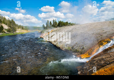 L'eau de la rivière Firehole et Geysers rencontre, le Parc National de Yellowstone, Wyoming. Banque D'Images