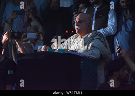 Quetta, Pakistan. Le 25 juillet, 2019. QUETTA, PAKISTAN, 25 JUIL : Milli Pashtunkhwa (parti Awami P-MAP) Président, M. Mehmood Khan Achakzai adresses aux partis d'opposition partisans pendant manifestation de protestation contre le Pakistan Tehreek-e-Insaf (PTI) du gouvernement. Opposition unie est la tenue d'une série de rassemblements dans tout le pays pour observer le Jour noir un an après les élections générales 2018, dans lequel le Pakistan Tehreek-e-Insaf sortit victorieux. Credit : Din Muhammad/Watanpaal Pacific Press/Alamy Live News Banque D'Images