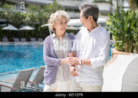 Happy young couple at poolside Banque D'Images