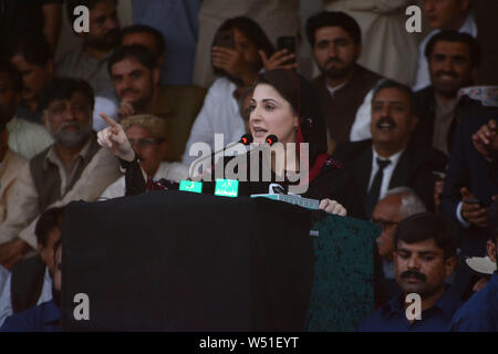 Quetta, Pakistan. Le 25 juillet, 2019. QUETTA, PAKISTAN, Mai 25 : Ligue Musulmane du Pakistan (PML-N) Président et fille de l'ancien Premier Ministre du Pakistan, Mme Maryam Nawaz adresses aux partis d'opposition partisans pendant manifestation de protestation contre le Pakistan Tehreek-e-Insaf (PTI) du gouvernement. Opposition unie est la tenue d'une série de rassemblements dans tout le pays pour observer le Jour noir un an après les élections générales 2018, dans lequel le Pakistan Tehreek-e-Insaf sortit victorieux. Credit : Din Muhammad/Watanpaal Pacific Press/Alamy Live News Banque D'Images