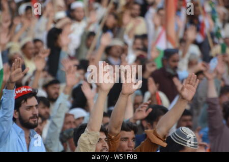 Quetta, Pakistan. Le 25 juillet, 2019. QUETTA, PAKISTAN, Mai 25 : les partisans de l'opposition à l'Assemblée nationale sont maintenant de drapeaux et d'affiches au cours de manifestation de protestation contre le Pakistan Tehreek-e-Insaf (PTI) du gouvernement. Opposition unie est la tenue d'une série de rassemblements dans tout le pays pour observer le Jour noir un an après les élections générales 2018, dans lequel le Pakistan Tehreek-e-Insaf sortit victorieux. Credit : Din Muhammad/Watanpaal Pacific Press/Alamy Live News Banque D'Images