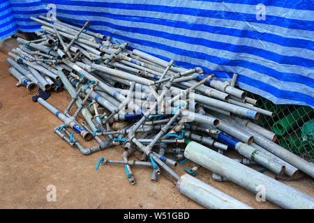 Pile de conduites d'eau endommagées sur plancher de béton de l'entrepôt Banque D'Images