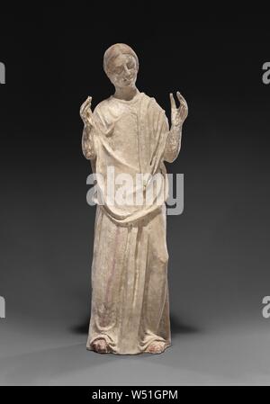 Statue d'une femme en deuil, Inconnu, Canosa, Italie du Sud, 300 - 275 avant J.-C., terre cuite avec fond blanc et polychromie (matière organique, rose rouge à base de fer, pigment), 95,6 × 31,9 cm (37 5/8 x 12 9/16 in Banque D'Images