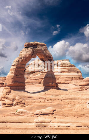 Delicate Arch comme vu de moins de points de vue au coucher du soleil, Arches National Park, UT. Banque D'Images