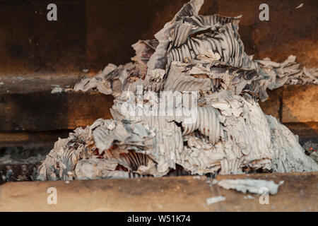 Close-up sur gris cendre du papier brûlé dans un incendie Banque D'Images